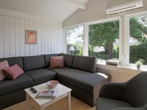 sala de estar con sofá y mesa en 4 person holiday home in Gilleleje, en Gilleleje