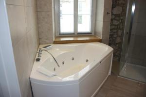 Koupelna v ubytování Hôtel Terranostra + 24 fotografií