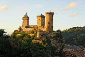 eine Burg auf einem Berg in der Unterkunft Hôtel Terranostra in Tarascon-sur-Ariège
