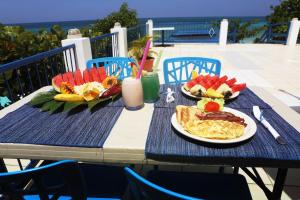 een tafel met twee borden ontbijtproducten erop bij Negril Treehouse Resort in Negril