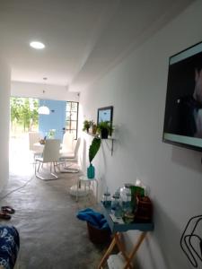 sala de estar con TV de pantalla plana en la pared en Portón Náutica, en San Bernardo del Viento