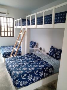 1 dormitorio con 2 literas y escalera en Portón Náutica, en San Bernardo del Viento