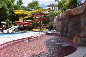 einen Pool mit Wasserrutsche in einem Park in der Unterkunft Golden dolphin grand hotel 1025 in Caldas Novas