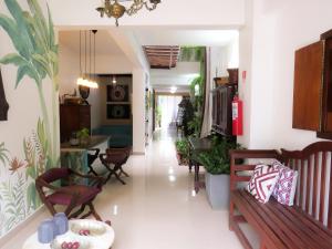 um corredor com cadeiras e uma mesa numa casa em Hotel Casa Dos Frades em Manaus