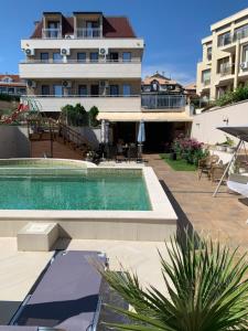 uma piscina em frente a um edifício em Melia Mar em Sozopol