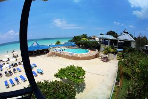 Bazén v ubytování Negril Treehouse Resort nebo v jeho okolí