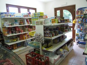 ein Laden voller Regale voller Lebensmittel in der Unterkunft Albergo La Casa Nel Bosco in Col Sant'Angelo