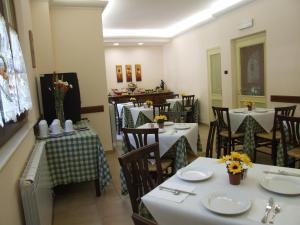 Reštaurácia alebo iné gastronomické zariadenie v ubytovaní Albergo La Casa Nel Bosco