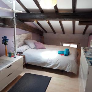 1 dormitorio con 1 cama blanca grande en una habitación en apartamento a 15min de BILBAO, 5minBEC en Barakaldo