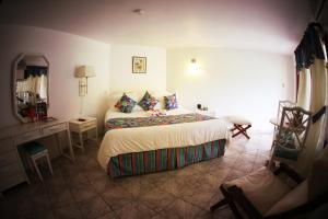 Una cama o camas en una habitación de Negril Treehouse Resort