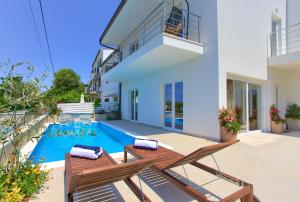 eine Villa mit Swimmingpool und ein Haus in der Unterkunft Villa Hedera in Dramalj