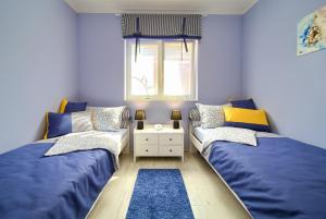 ein Schlafzimmer mit zwei Betten und einem Fenster in der Unterkunft Villa Hedera in Dramalj + 37 Fotos