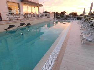 uma piscina com três pássaros na água em Hotel Oceano em Marina di Pietrasanta