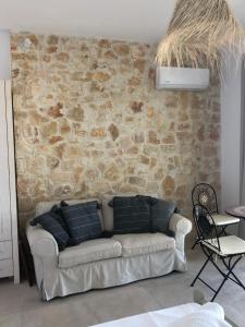 Posedenie v ubytovaní Marina Vista Luxury Studio suites Beach front