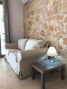 Posedenie v ubytovaní Marina Vista Luxury Studio suites Beach front