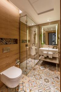 uma casa de banho com um WC, um lavatório e um chuveiro em S19 Hotel-Al Jaddaf Metro Station em Dubai