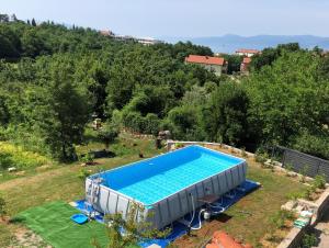 een uitzicht op een groot zwembad in een tuin bij Kuća za odmor Diraki in Rijeka