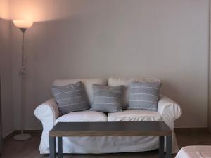 Posedenie v ubytovaní Marina Vista Luxury Studio suites Beach front