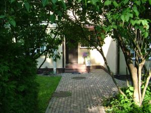 Κήπος έξω από το Large and Beautiful Summertime Apartment