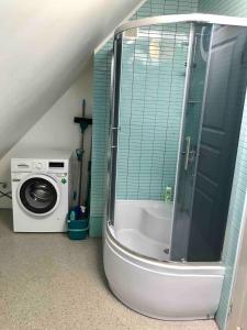 Ένα μπάνιο στο Large and Beautiful Summertime Apartment