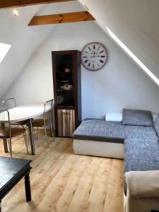 Χώρος καθιστικού στο Large and Beautiful Summertime Apartment