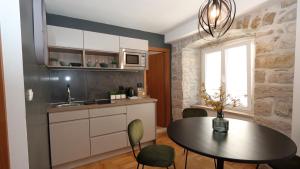 Kuchyň nebo kuchyňský kout v ubytování Etal Luxury Apartment