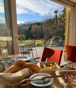 une table avec une plaque de nourriture sur une table dans l'établissement Parkhotel Emmaus - Casa del Sole, à Ascona