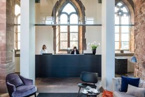 霍恩巴赫霍恩巴赫克劳斯特酒店的两名妇女坐在大楼的接待台