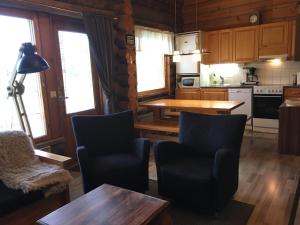 eine Küche mit 2 Stühlen und einem Tisch in einem Zimmer in der Unterkunft Rukan Otsolanhovi in Ruka