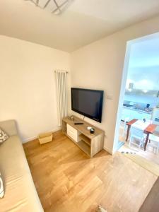 TV a/nebo společenská místnost v ubytování Casa Viola + 48 fotografií