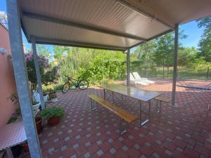 patio con tavolo in legno e panca di Renic Apartments a Nin