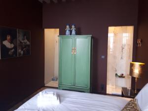 sypialnia z zieloną szafką i łóżkiem w obiekcie Boutique Hotel Zeeuws-Meisje w mieście Zierikzee