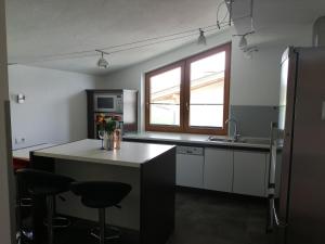 Kuchnia lub aneks kuchenny w obiekcie Apartement Flörl