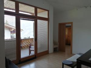 salon z przesuwnymi szklanymi drzwiami i balkonem w obiekcie Apartement Flörl w mieście Rohrberg
