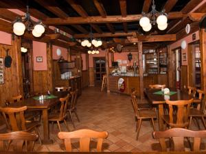 un ristorante con tavoli e sedie in legno e un bar di Hotel Hajčman a Žďár nad Sázavou