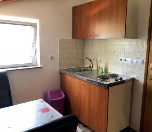 una cucina con un lavello e un piano di lavoro di Renic Apartments a Nin Altre 45 foto
