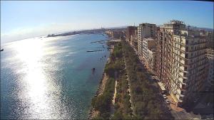 una vista aerea di un grande bacino idrico con edifici di Suite al mare a Taranto