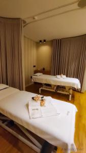 ein Krankenhauszimmer mit zwei Betten darin in der Unterkunft Adelaide Hotel in Geres