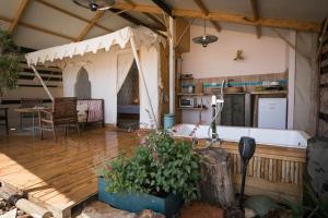a kitchen and living room of a house with a tub at Manduma - מנד'ומה אירוח מדברי in Mitzpe Ramon