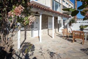 a patio with a table and chairs on a house at ΆΘΟΣ (ATHOS) in Nafplio