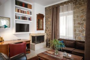 a living room with a couch and a fireplace at ΆΘΟΣ (ATHOS) in Nafplio
