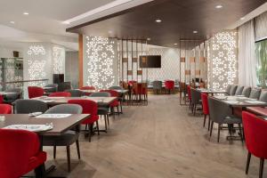 Posezení v ubytování Ramada Encore by Wyndham Muscat Al-Ghubra + 37 fotografií