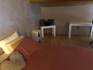 - un salon avec un lit et deux tables dans l'établissement MAISON MEDOC, à Gaillan-en-Médoc