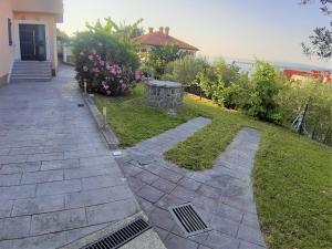 uma casa com um jardim e uma passagem em Apartment Nona Nina em Koper
