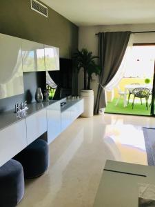 uma sala de estar com um sofá e uma mesa em Capanes del golf em Benahavís