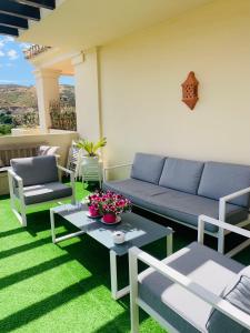 ベナアビスにあるCapanes del golfのパティオ(ソファ、テーブル、椅子付)