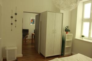een slaapkamer met een witte kast in een kamer bij Ferienwohnung Altstadtdomizil in Wernigerode
