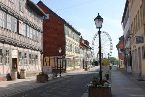 een straat met een reuzenrad op de achtergrond bij Ferienwohnung Altstadtdomizil in Wernigerode