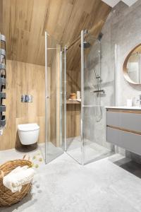 W łazience znajduje się prysznic, toaleta i umywalka. w obiekcie Apartamenty Pod Stokiem Nosal Zakopane w Zakopanem
