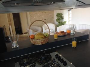 una cesta de fruta en la parte superior de la encimera de la cocina en Le cottage GAMA Suisse Normande, en Cesny-Bois-Halbout